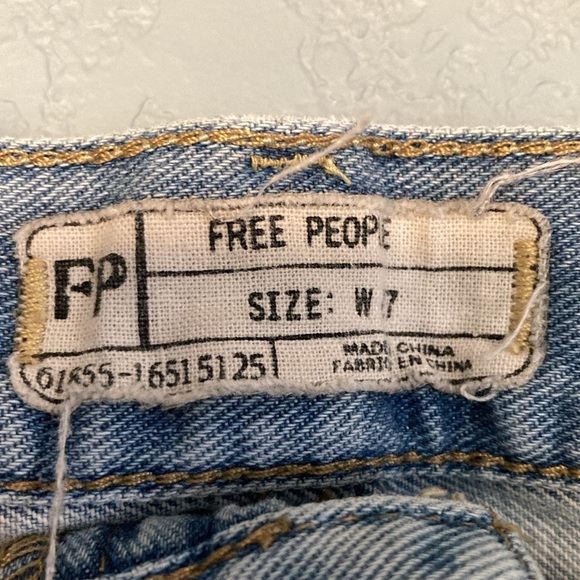 Free People Cutoff Short Shorts ~ Size W 27 ~ Light Blue Wash - Picture 9 of 9